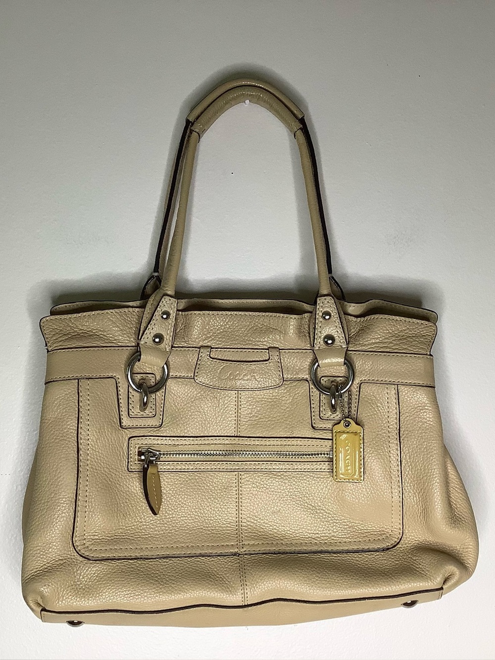 < Coach Penelope Beige Leather Shoulder Bag >